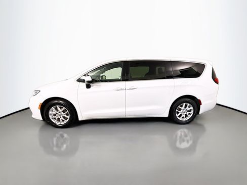 Used 2023 Chrysler Pacifica Touring FWD image 6
