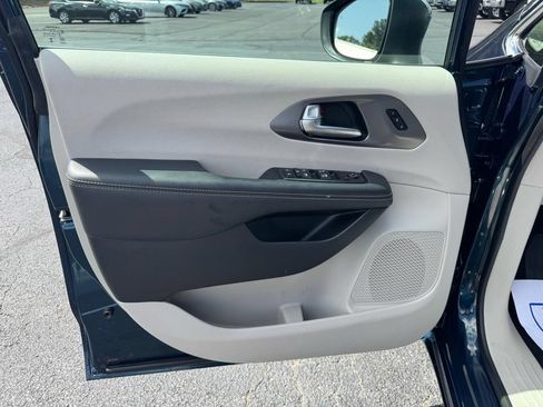 Used 2023 Chrysler Pacifica Touring-L FWD image 12