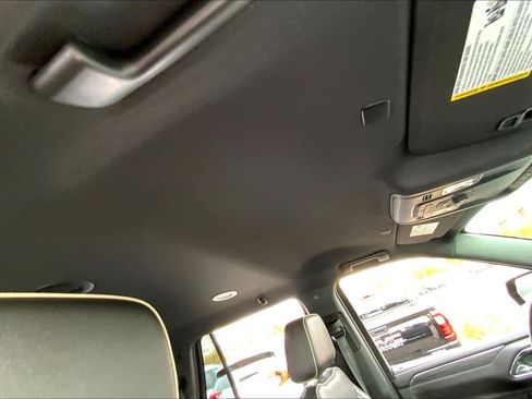 Used 2022 GMC Yukon SLT w/ SLT Luxury Package image 19