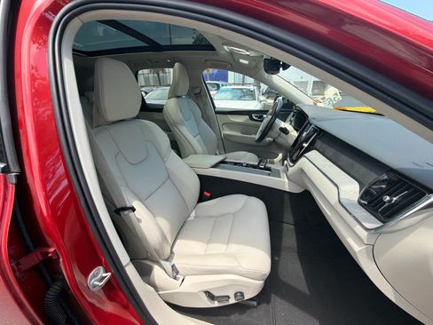 Used 2024 Volvo XC60 B5 Plus AWD/4WD image 21