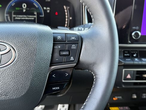 Used 2025 Toyota Camry SE w/ Convenience Package image 23