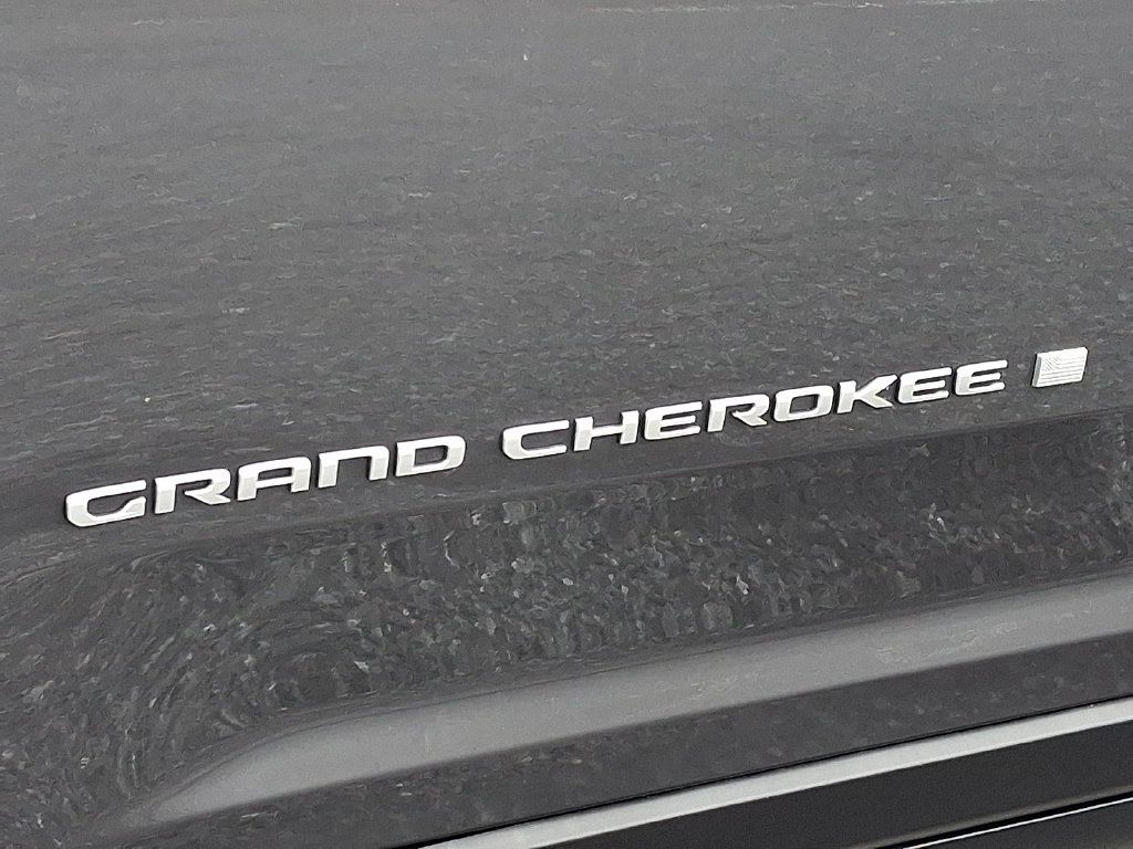 Used 2025 Jeep Grand Cherokee Laredo w/ Luxury Tech Group I AWD/4WD image 32