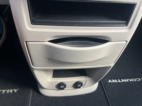 Used 2016 Chrysler Town & Country Touring FWD image 22