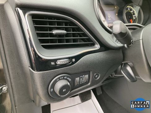 Used 2023 Jeep Cherokee Altitude Lux image 13