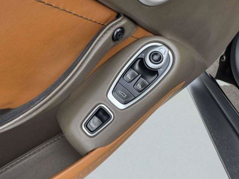 Used 2022 Aston Martin V8 Vantage Roadster RWD image 21