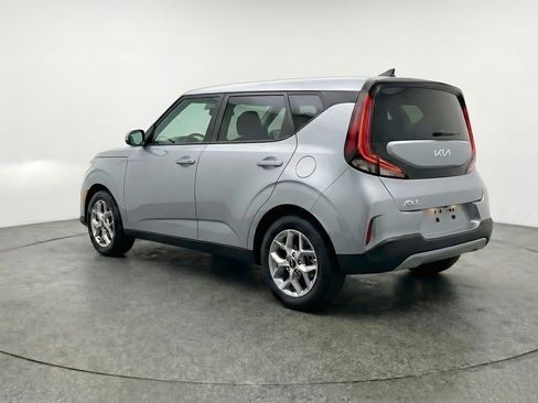 Used 2025 Kia Soul LX w/ LX Technology Package FWD image 5