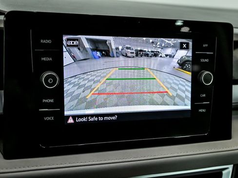 Used 2025 Volkswagen Taos SE w/ Panoramic Sunroof Package image 19