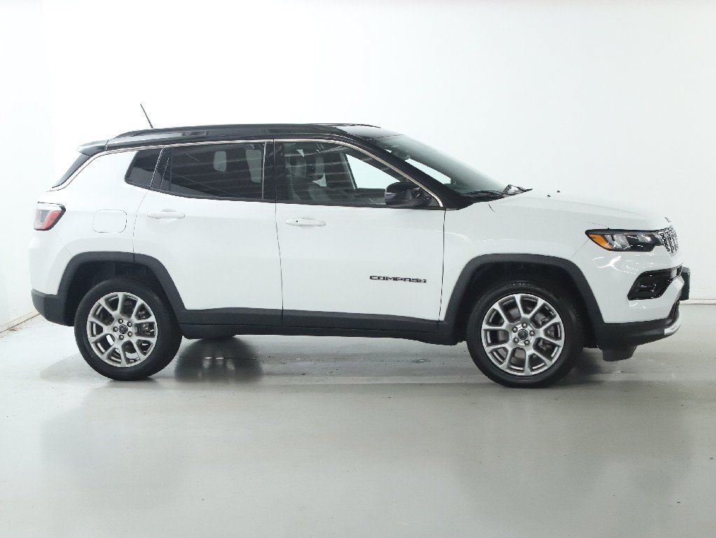 Used 2025 Jeep Compass Limited AWD/4WD image 11
