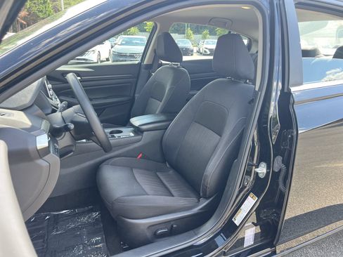 Used 2025 Nissan Altima 2.5 SV AWD/4WD image 16