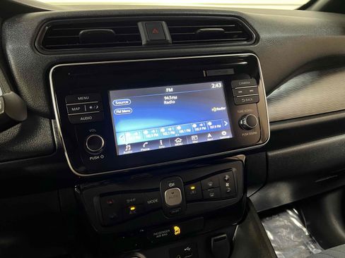 Used 2018 Nissan Leaf SV w/ SV Technology Package FWD image 8