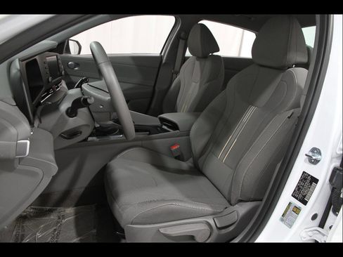 Certified 2025 Hyundai Elantra Sport FWD image 5