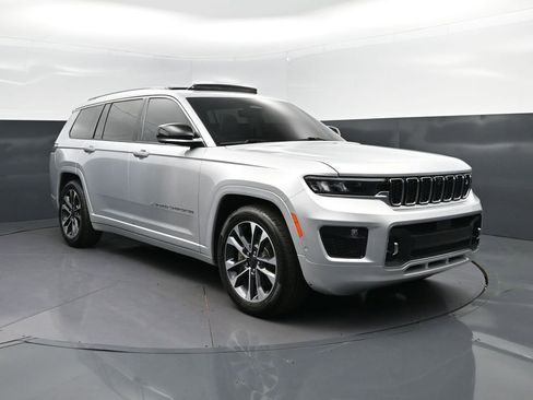 Used 2022 Jeep Grand Cherokee L Overland w/ Advanced Protech Group III AWD/4WD image 9