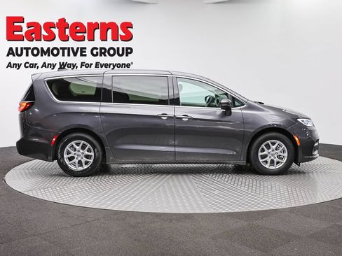 Used 2023 Chrysler Pacifica Touring-L FWD image 4