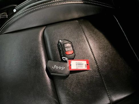 Used 2023 Jeep Wrangler Unlimited Sahara AWD/4WD image 30