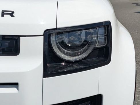 Certified 2025 Land Rover Defender 110 X-Dynamic SE AWD/4WD image 9