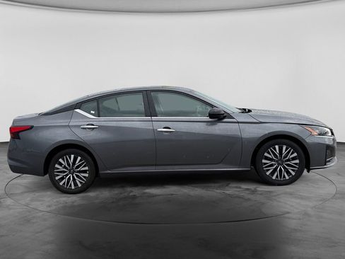 Used 2024 Nissan Altima 2.5 SV FWD image 11