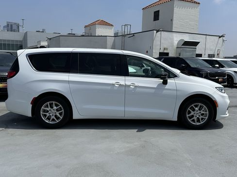 Used 2024 Chrysler Pacifica Touring-L FWD image 9