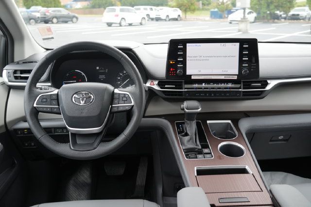 Used 2024 Toyota Sienna XLE FWD image 21