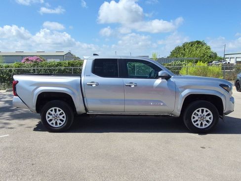 Certified 2025 Toyota Tacoma SR5 AWD/4WD image 6