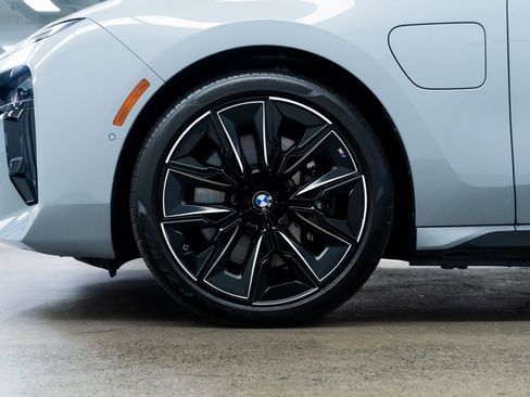 Used 2024 BMW 750e xDrive image 7