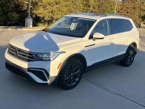 Certified 2023 Volkswagen Tiguan SE w/ Panoramic Sunroof Package image 5