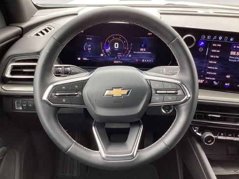 Used 2025 Chevrolet Traverse LT image 18