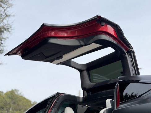 Used 2022 Tesla Model X image 32