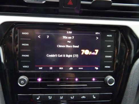 Used 2022 Volkswagen Passat 2.0T SE image 25