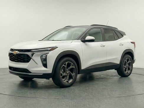 Used 2025 Chevrolet Trax LT image 3