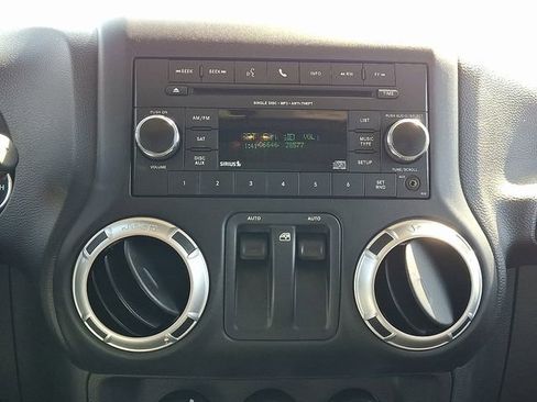 Used 2015 Jeep Wrangler Rubicon w/ Power Convenience Group AWD/4WD image 12