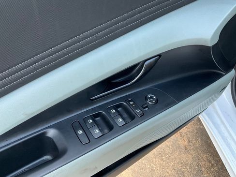 Used 2025 Hyundai Elantra Limited image 18