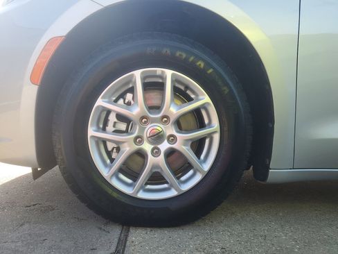 Used 2024 Chrysler Pacifica Touring-L image 7