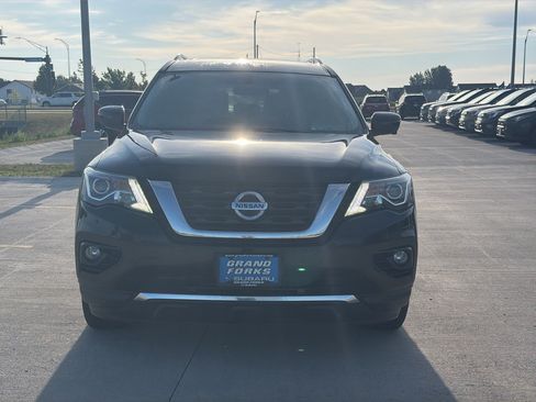 Used 2017 Nissan Pathfinder Platinum w/ Family Entertainment Package AWD/4WD image 3