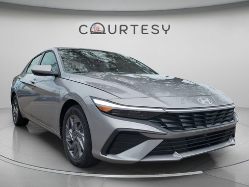 New 2025 Hyundai Elantra Hybrid FWD image 6