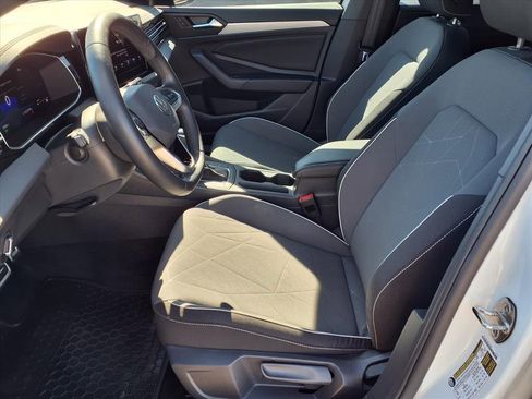 Used 2025 Volkswagen Jetta Sport image 6