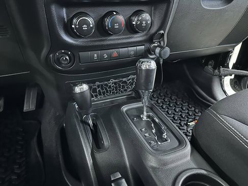Used 2015 Jeep Wrangler Unlimited Rubicon w/ Connectivity Group AWD/4WD image 22