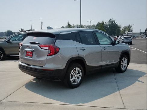 Used 2024 GMC Terrain SLE AWD/4WD image 3