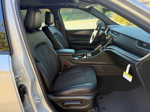 New 2025 Jeep Grand Cherokee L Altitude image 24