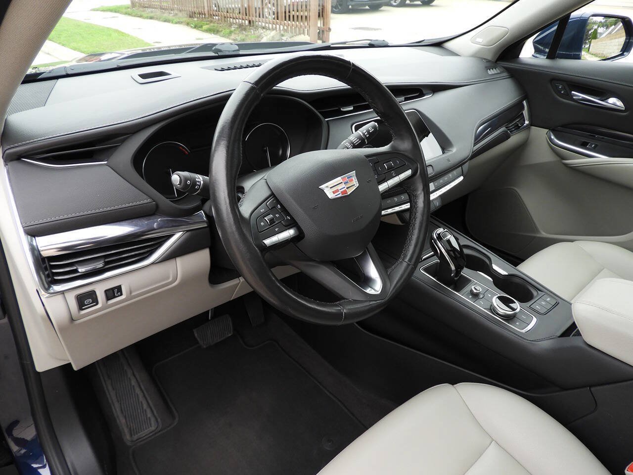 Used 2020 Cadillac XT4 Luxury w/ Cold Weather Package AWD/4WD image 14