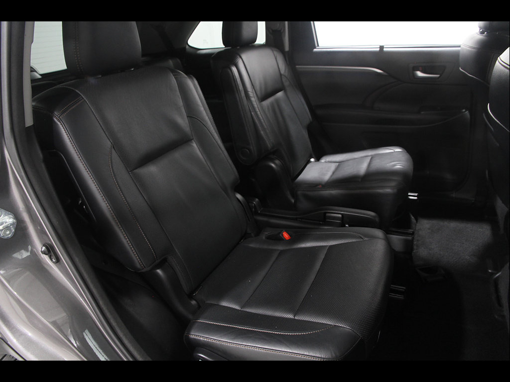 Used 2017 Toyota Highlander Limited AWD/4WD image 18