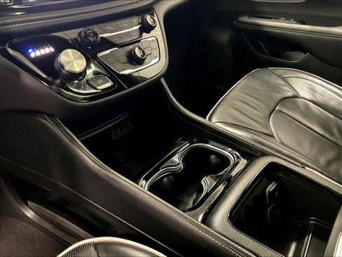 Used 2025 Chrysler Pacifica Limited image 21