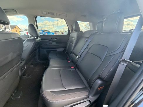 Used 2025 Nissan Pathfinder SL image 20