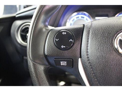 Used 2018 Toyota Corolla LE image 28