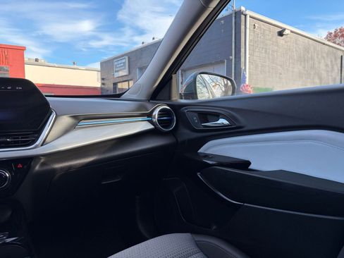 Used 2025 Chevrolet Trax LT image 33