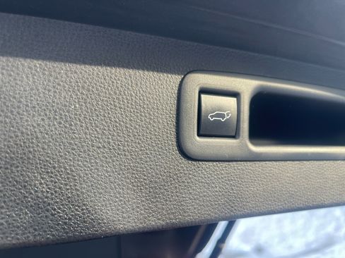 Used 2020 Toyota Highlander XLE image 28