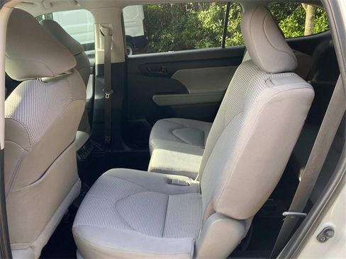 Used 2020 Toyota Highlander L w/ Phone Cable & Charge Package image 9