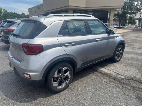 Used 2024 Hyundai Venue SEL FWD image 3
