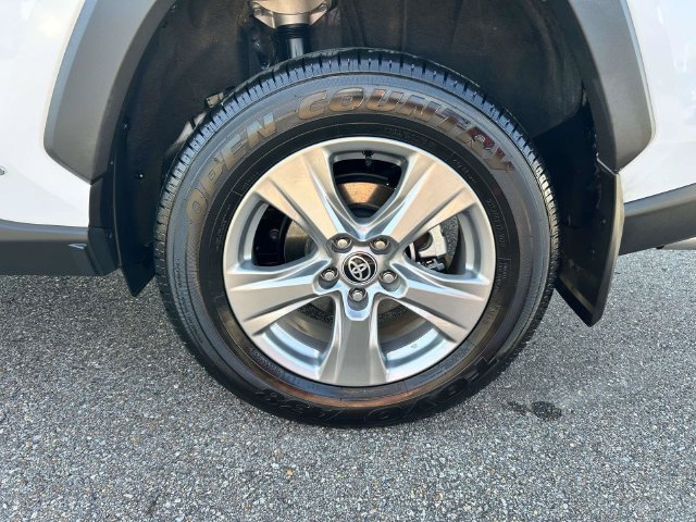 Used 2025 Toyota RAV4 LE AWD/4WD image 3