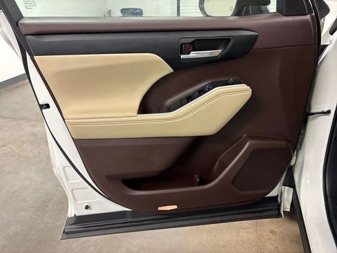 Used 2022 Toyota Highlander XLE FWD image 22