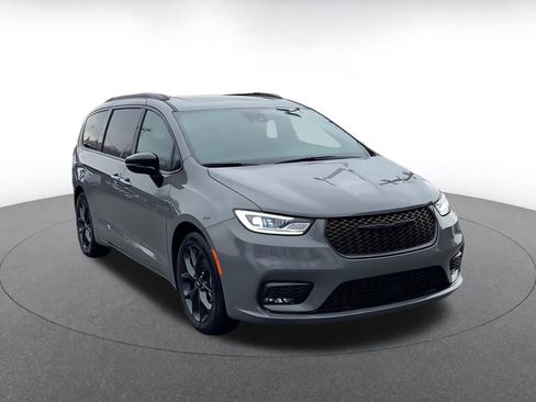 Used 2025 Chrysler Pacifica Limited image 3